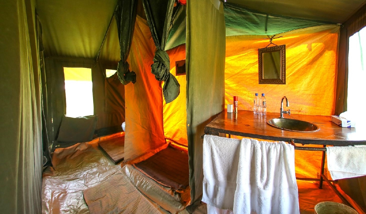 La salle de bain attenante d'une tente du Olaado Migration Camp