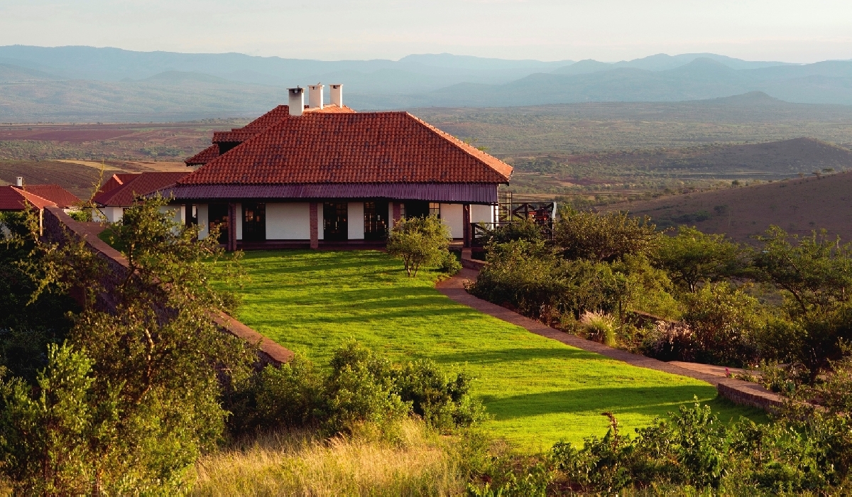 Vue panoramique sur le lodge principal du Bashay et sur les hauts plateaux du Rift