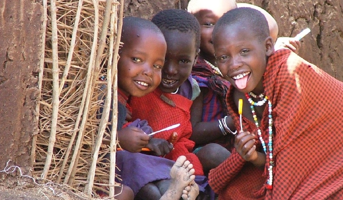 Enfants masaïs toujours curieux de la visite d'un voyageur