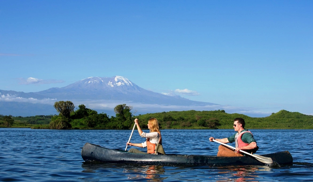 Safari en canoé sur le lac Momela dans le parc d'Arusha