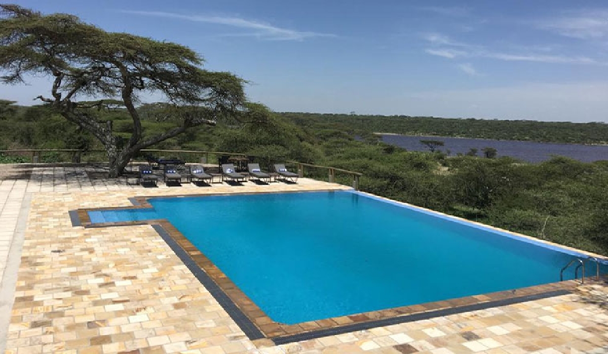 La piscine face au lac Masek au Lake Masek Tented Lodge