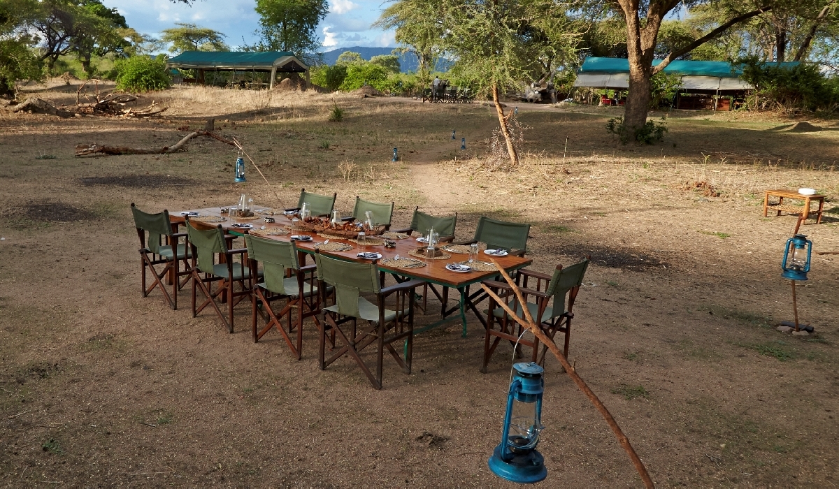 Table dressée dans la brousse pour le déjeuner au Mdonya River Camp