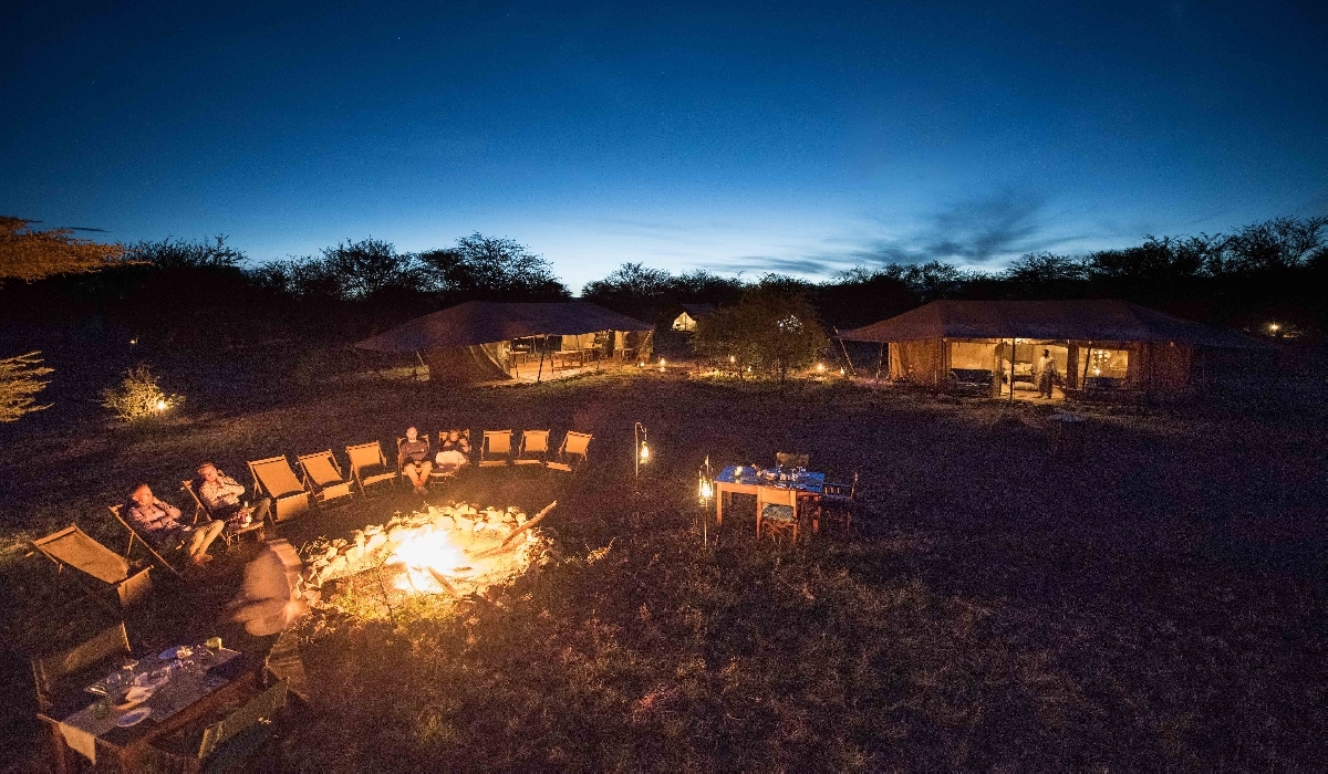 Feu de camp au Ronjo Camp dans le Serengeti