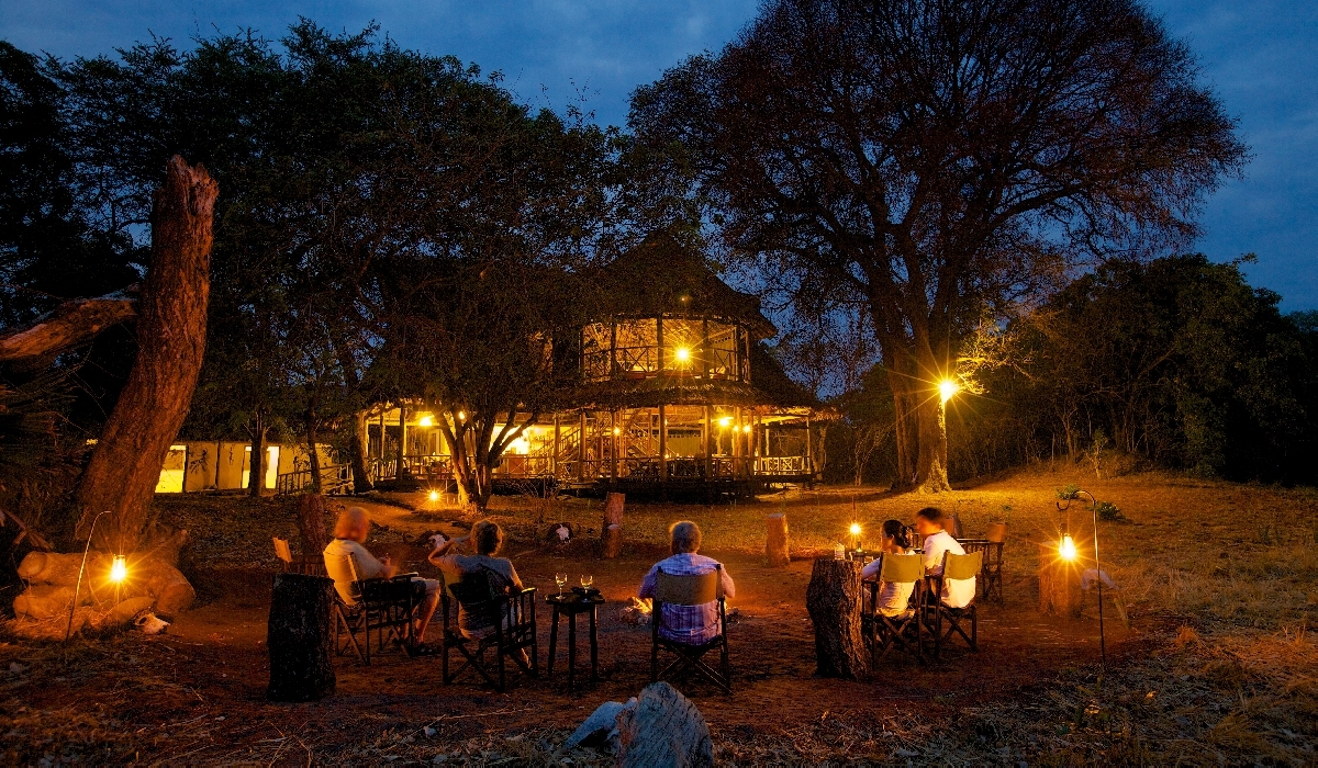 Feu de camp et atmosphère de la nuit à Katavi Wildlife Camp