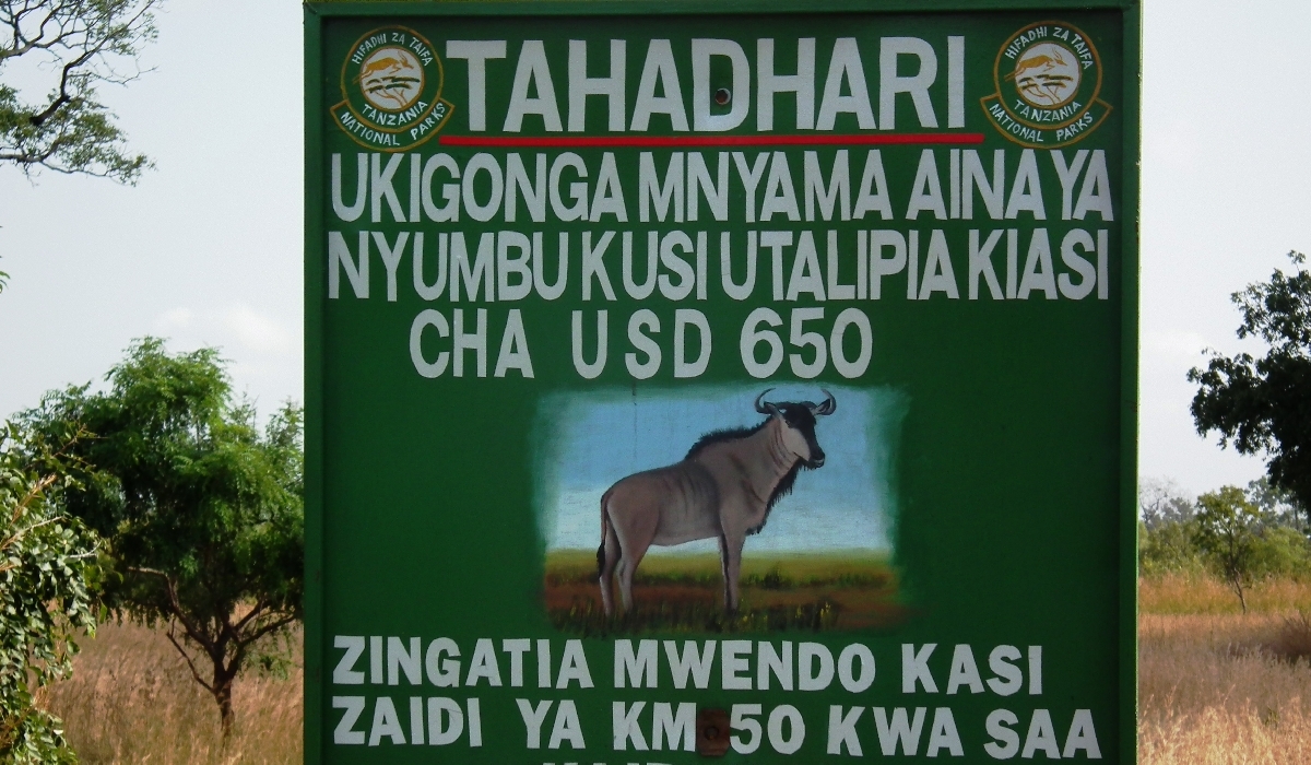 Panneau d'alerte sur le risque d'amendes sur la Tanzanian Highway traversant Mikumi
