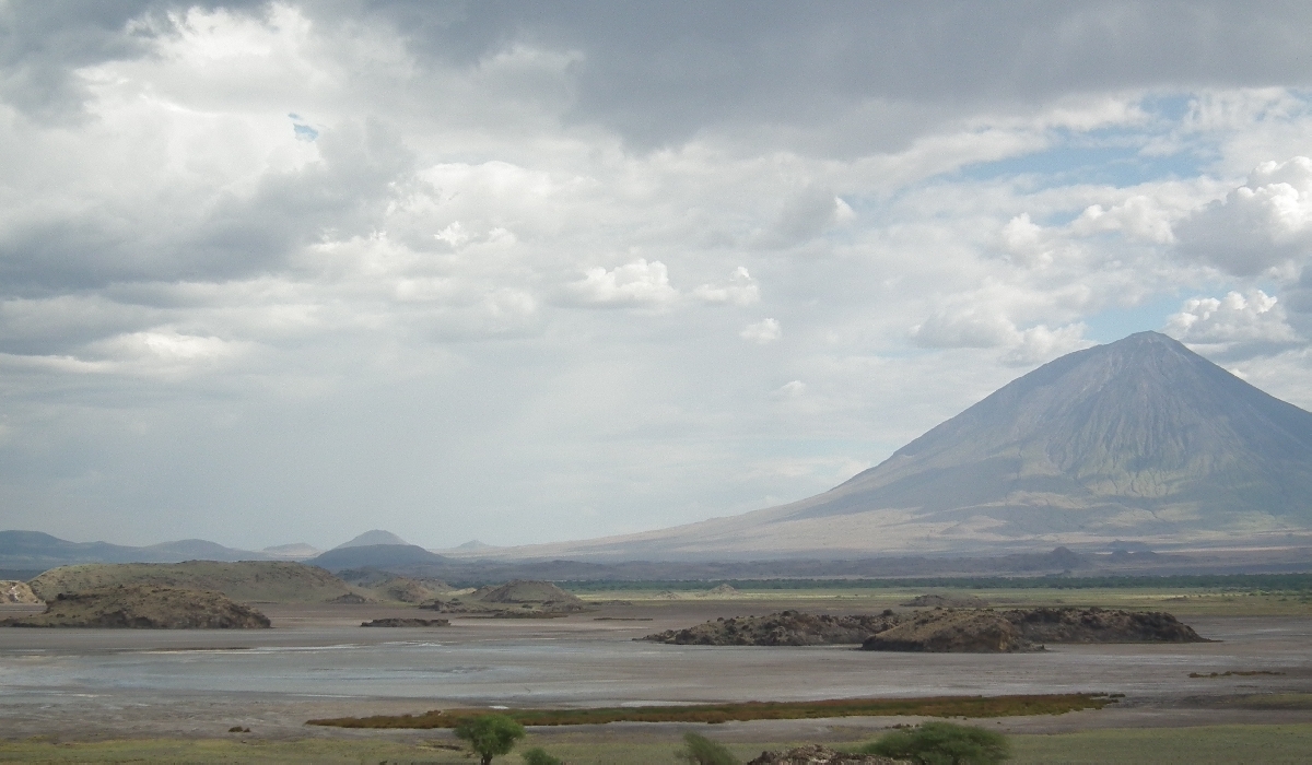 Le lac Natron durant la saison sèche avec le volcan Lengaï