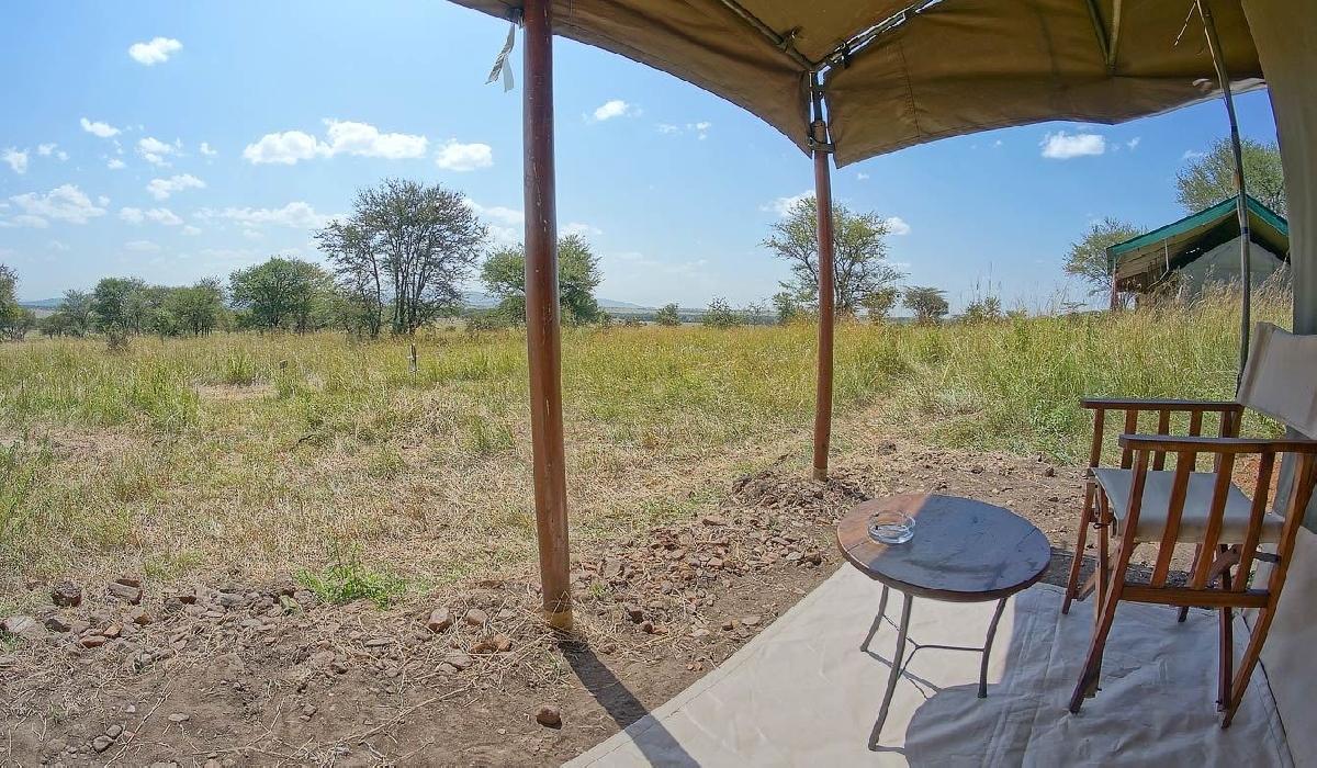 Vue sur la brousse du nord du Serengeti depuis la terrasse d'une tente du camp Ang'ata Migration Camp
