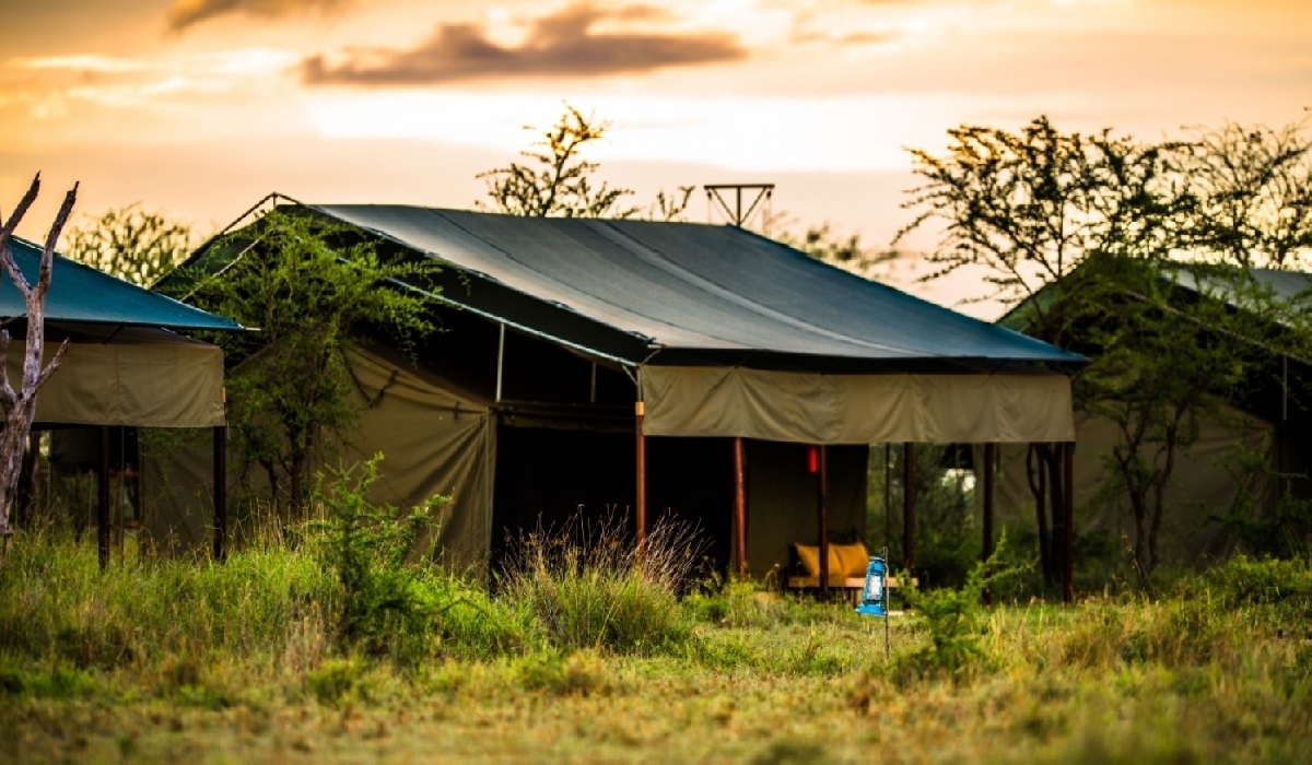 Vue extérieure d'une tente du Ang'ata Migration Camp