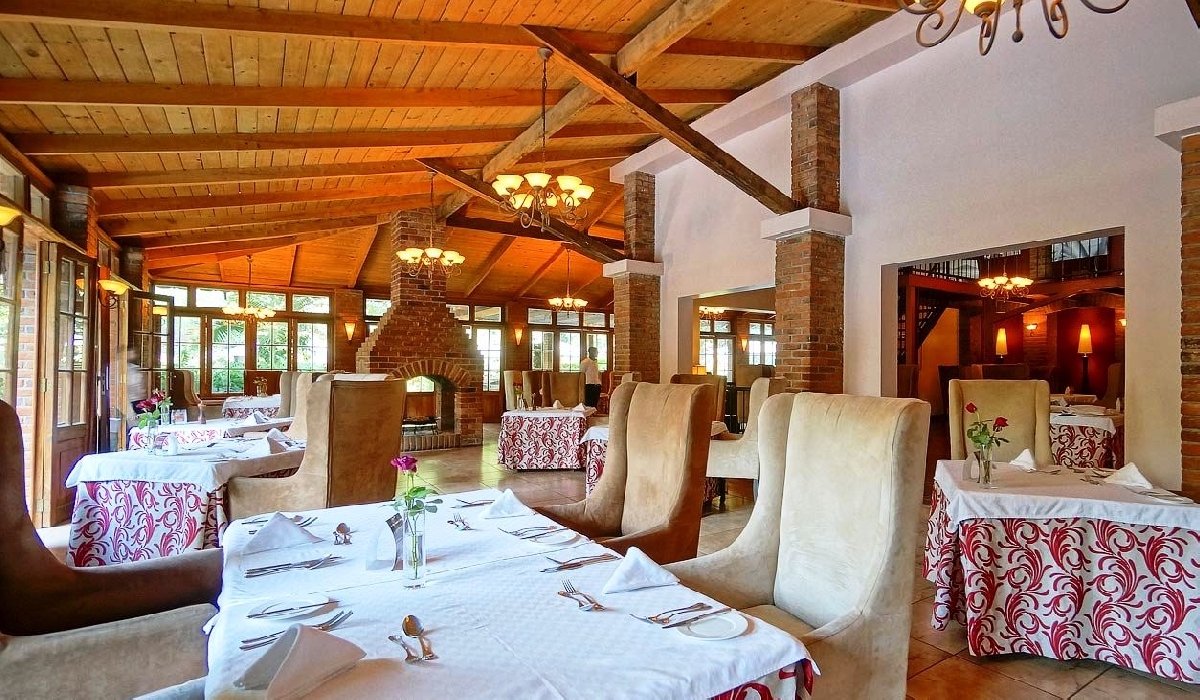 L'intérieur du restaurant de l'Arusha Coffee Lodge