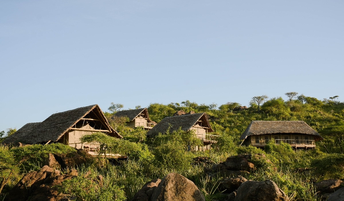 Vue extérieure sur les tentes du camp Olduvai Ndogo
