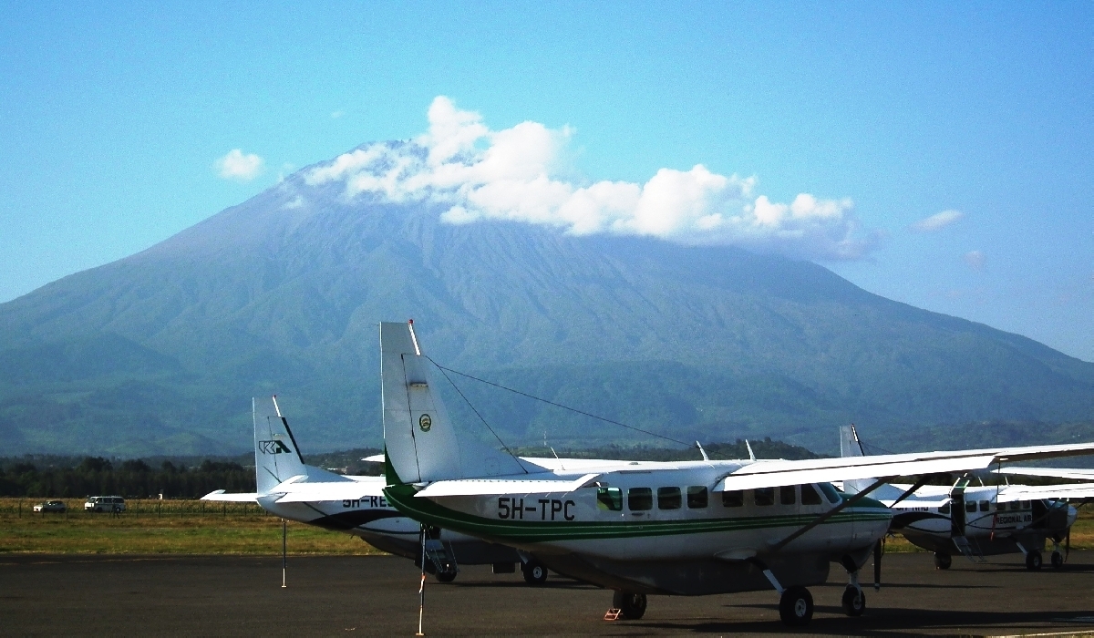 L'aérodrome d'Arusha et le mont Meru en arrière plan 