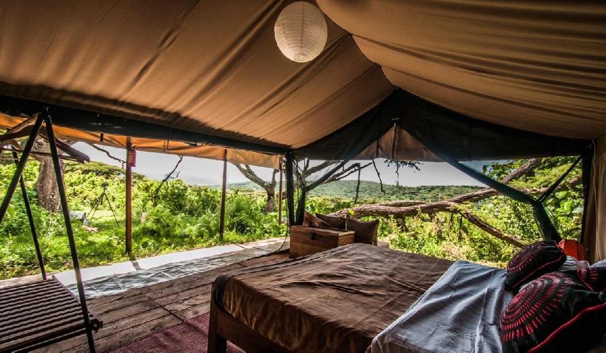 Vue sur l'extérieur depuis l'intérieur d'une tente du camp Ang'ata Ngorongoro Crater