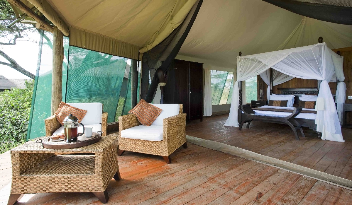 La terrasse et l'intérieur d'une tente du Lake Masek Tented Lodge