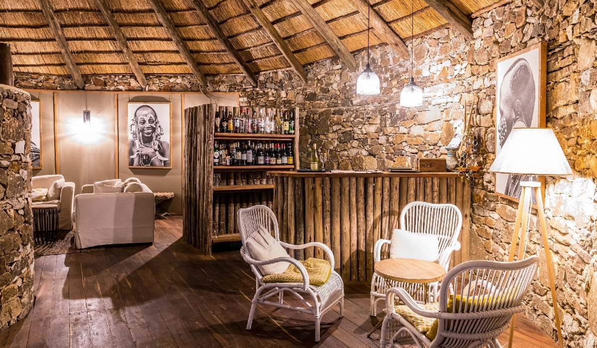 Espace bar et salon dans le Mara River Post