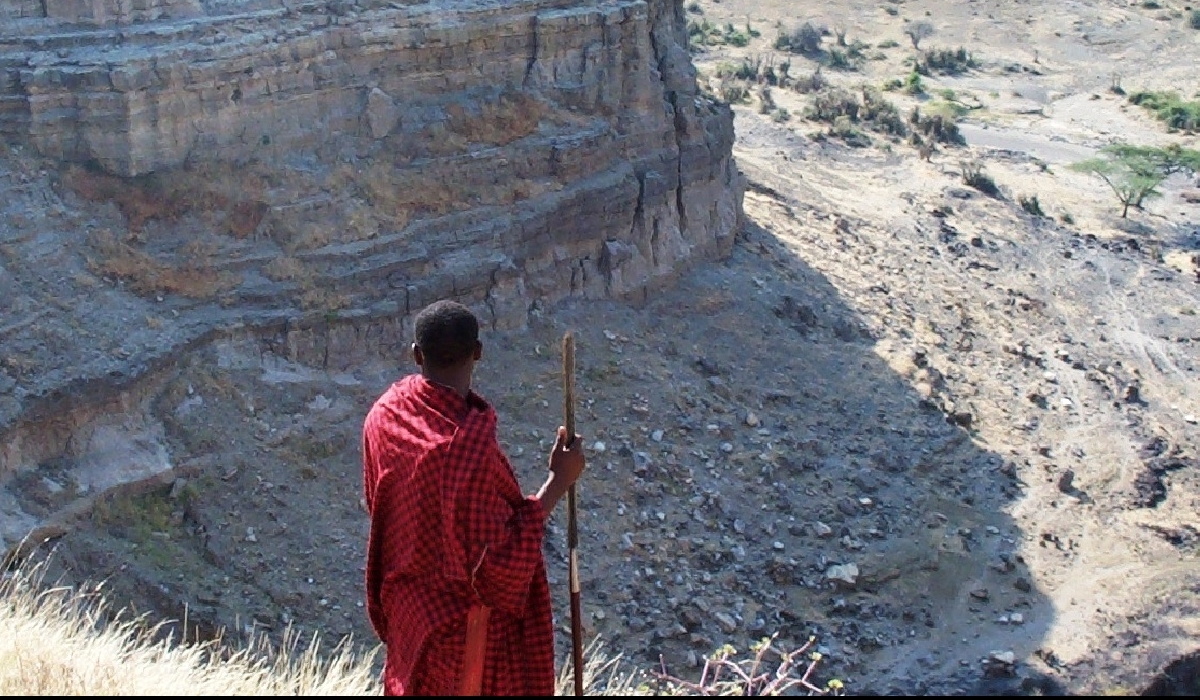 Guerrier masaï dans les gorges d'Olduvai