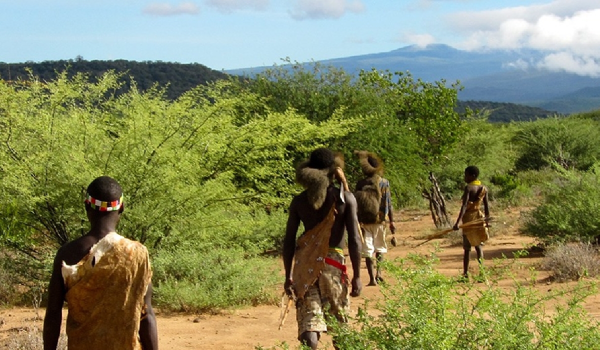 Un groupe de Hadzabés part à la chasse dans la région du lac Eyasi