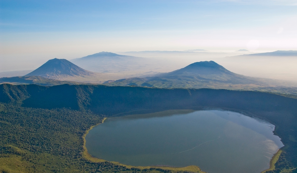 Montagnes, volcans et cratères dans la zone de conservation du Ngorongoro