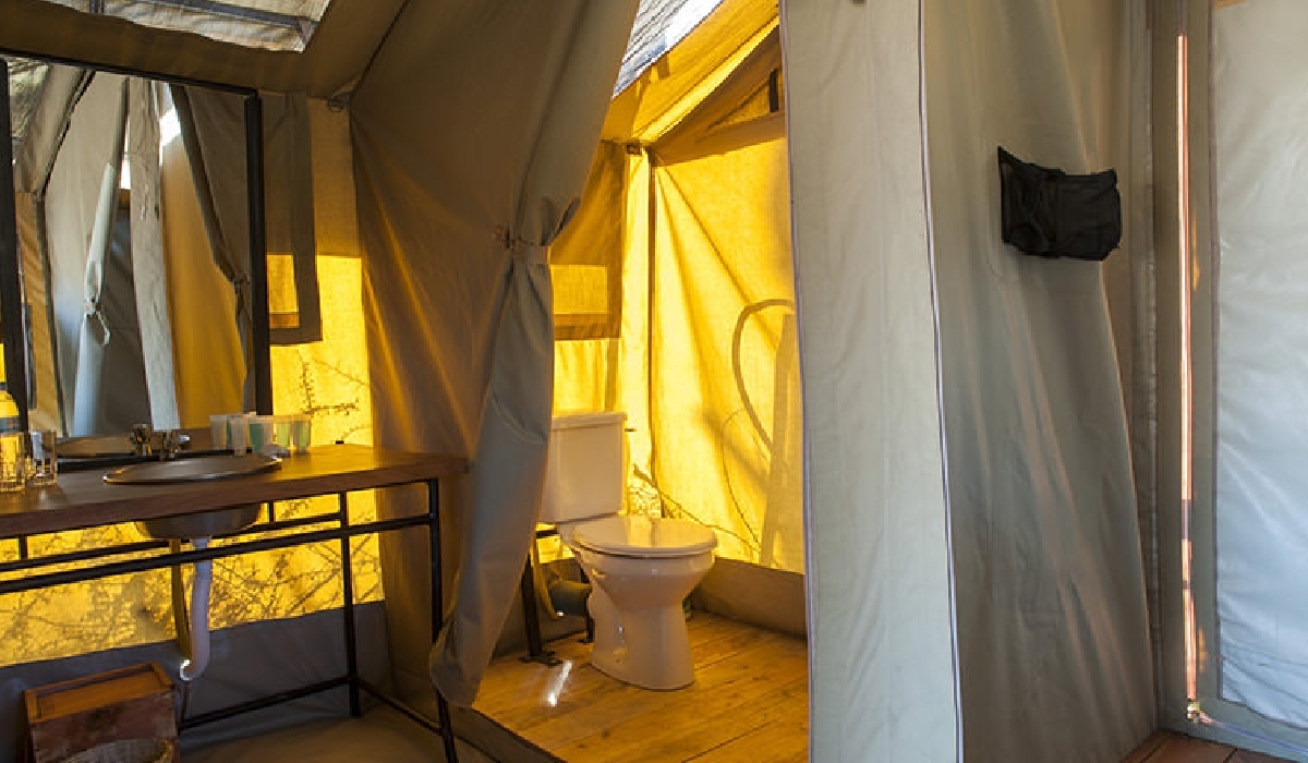 La salle de bain d'une tente au Kati Kati N'dutu