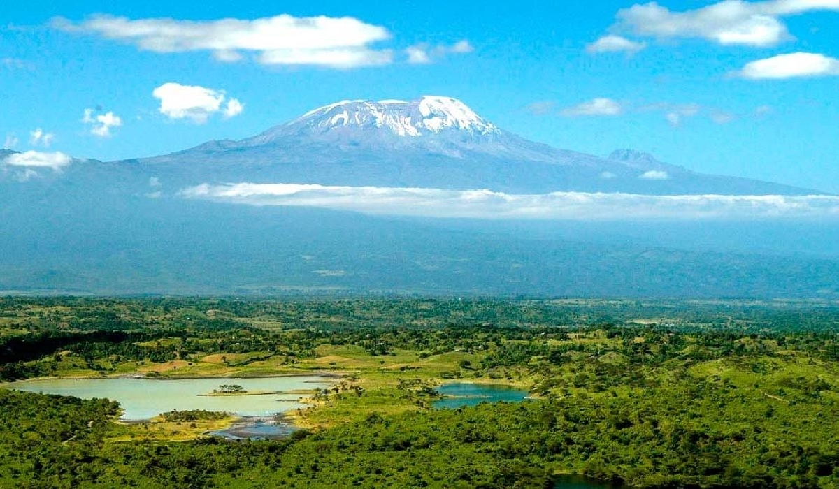 Le parc national d'Arusha dominé par le mont Kilimandjaro
