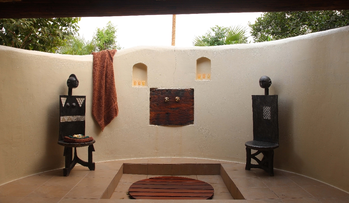 Douche extérieur dans la salle de bain attenante dans un chalet de Siwandu