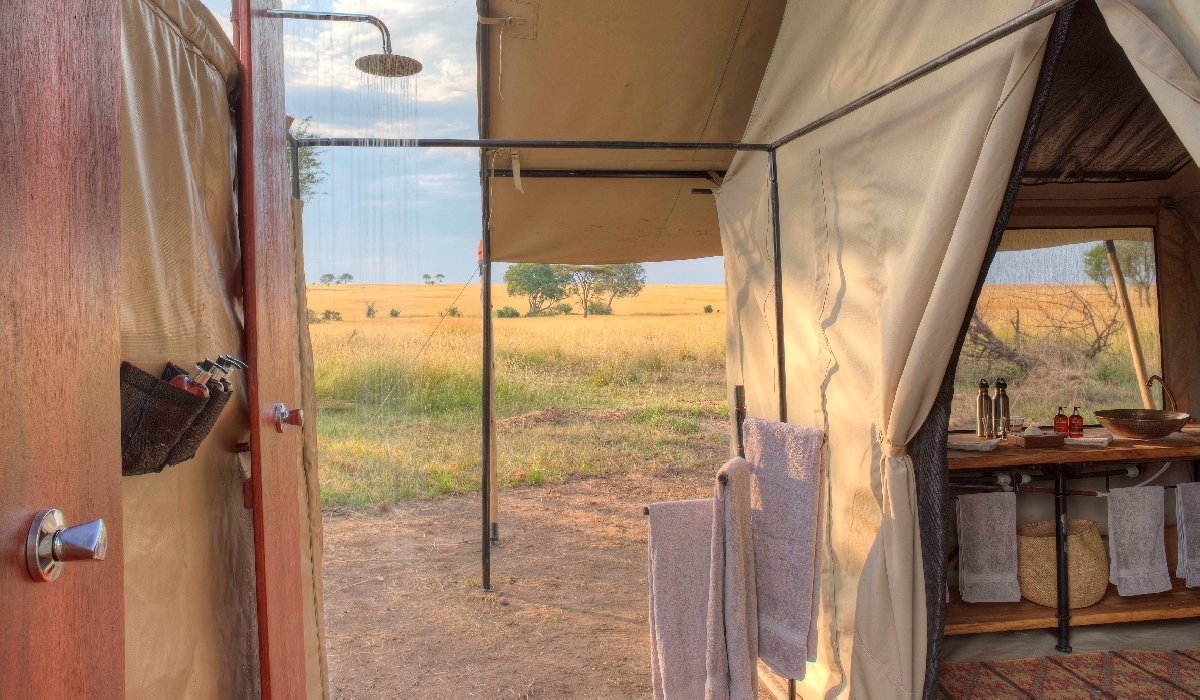 Douche extérieure attenante à la salle de bain d'une tente du Kimondo Migration Camp