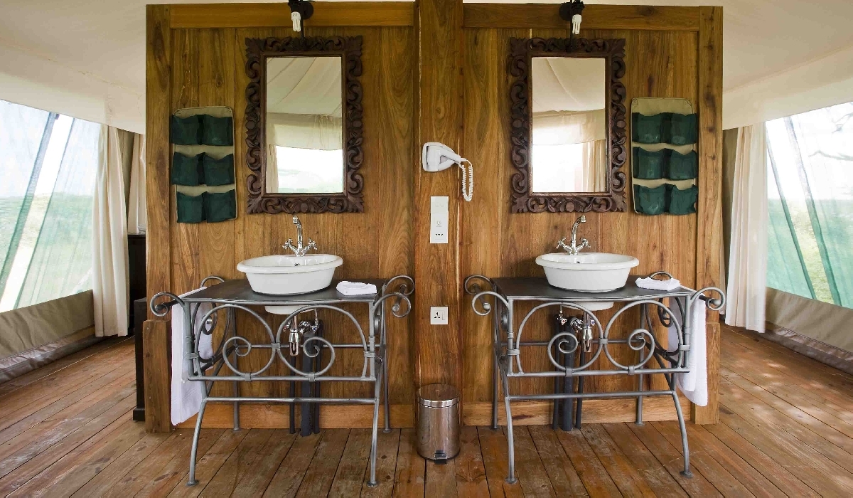La salle de bain d'une tente du Lake Masek Tented Lodge