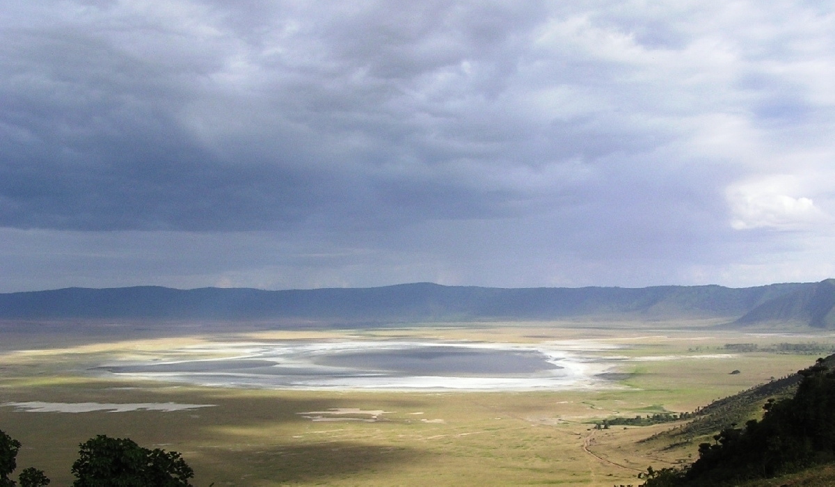 Vue sur le lac Magadi dans la caldeira du cratère du Ngorongoro