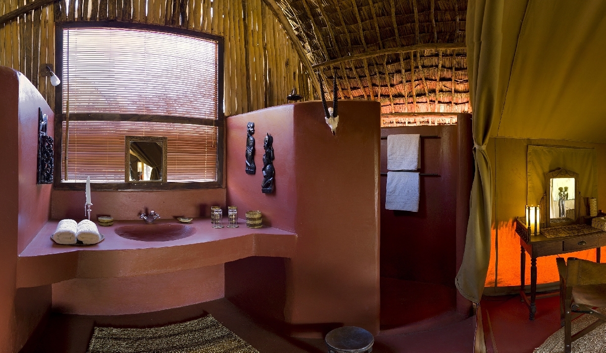 La salle de bain dans une tente du Olduvai Camp
