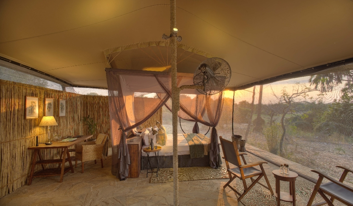 L'intérieur d'une tente face à la brousse à Roha Ya Selous