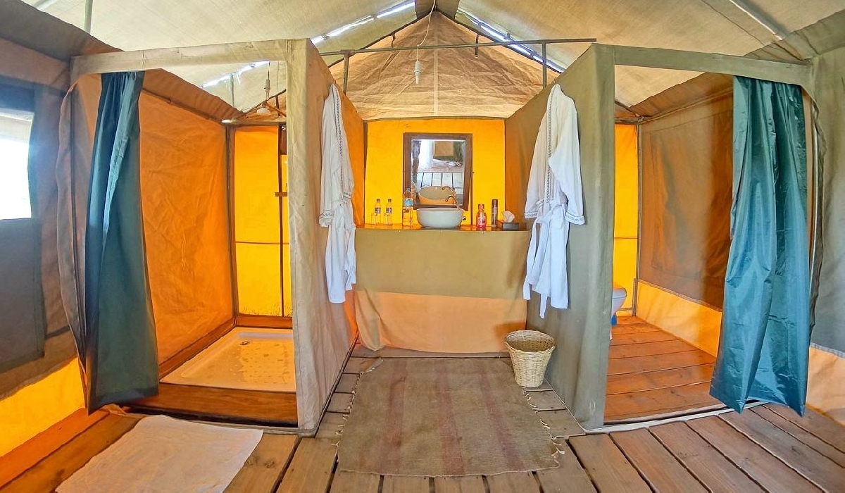 La salle de bain d'une tente du camp Ang'ata Migration