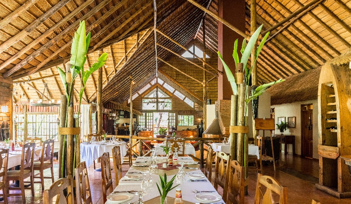 Restaurant intérieur de l'Arumeru River Lodge