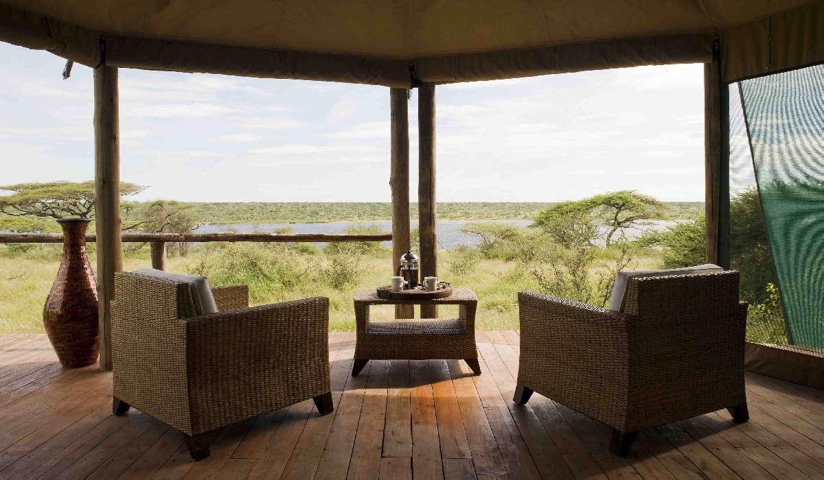 Vue sur le lac Masek depuis la terrasse d'une tente du Lake Masek Tented Lodge