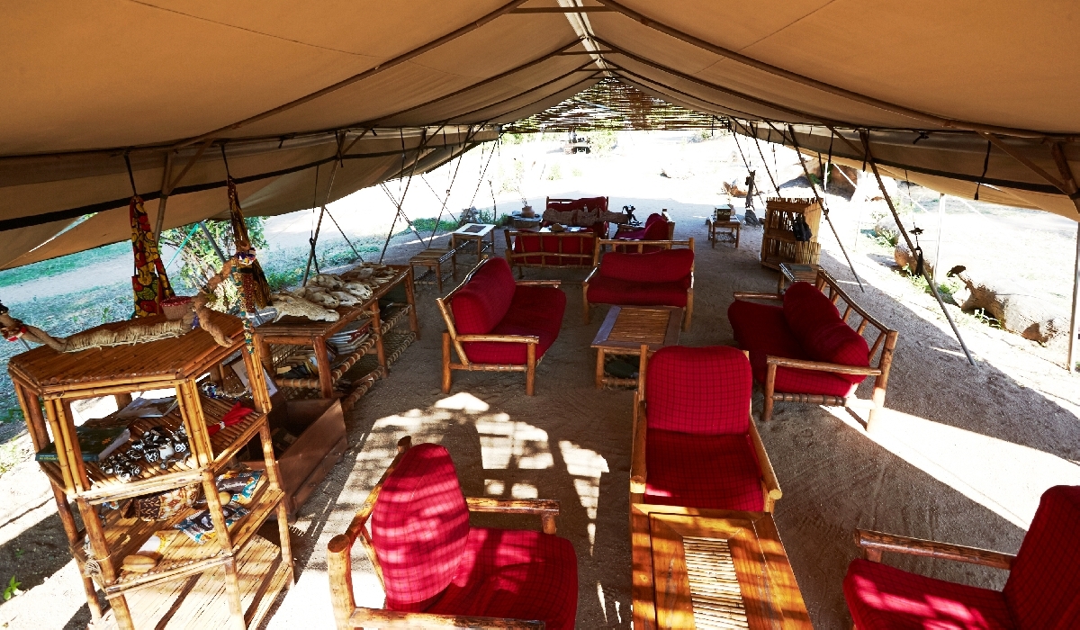 L'intérieur de la tente lounge du Mdonya River Campu