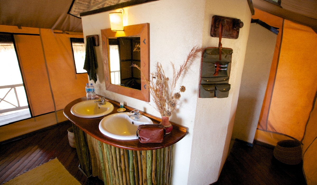 La partie salle de bain d'un chalet du Katavi Wildlife Camp