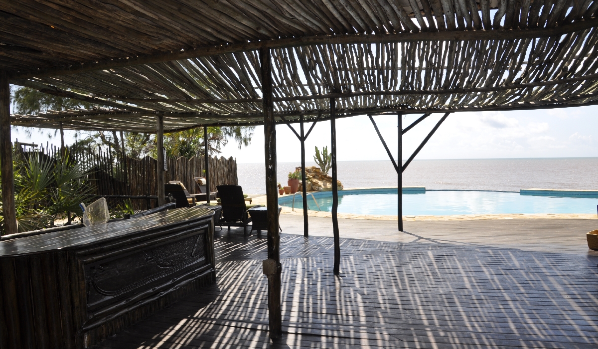 Espace lounge et piscine avec vue mer au Saadani Safari Lodge